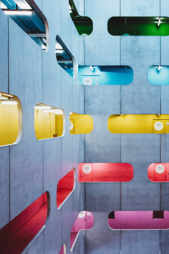 interno de un edificio con muchos colores